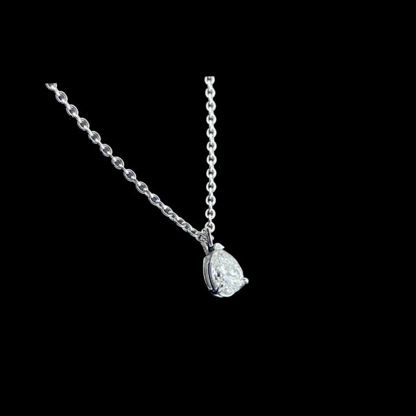COLLIER-PENDENTIF  SOLITAIRE OR GRIS 18K ET DIAMANT TAILLE POIRE 0.50CTS LONGUEUR 42CM – Image 3