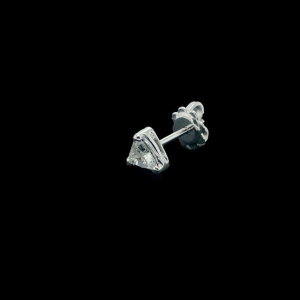 BOUCLES D'OREILLES CLOUS EN OR GRIS 18 CARATS SERTIE DE DIAMANTS TRILLION 0,75CTS – Image 2