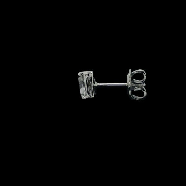 BOUCLES D'OREILLES CLOUS EN OR GRIS 18 CARATS SERTIE DE DIAMANTS TRILLION 0,75CTS – Image 3