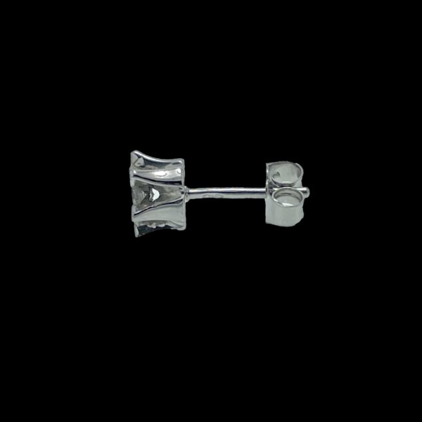 BOUCLES D'OREILLES FLEUR EN OR GRIS 750 SERTIES DE 7 DIAMANTS – Image 4