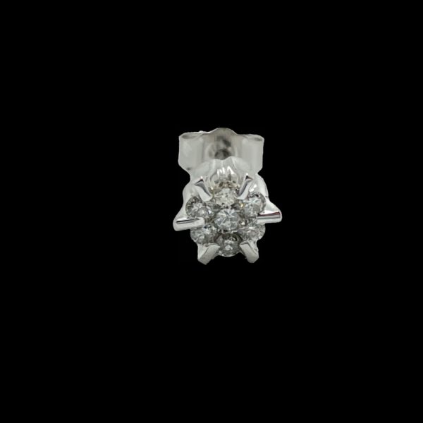 BOUCLES D'OREILLES FLEUR EN OR GRIS 750 SERTIES DE 7 DIAMANTS – Image 3
