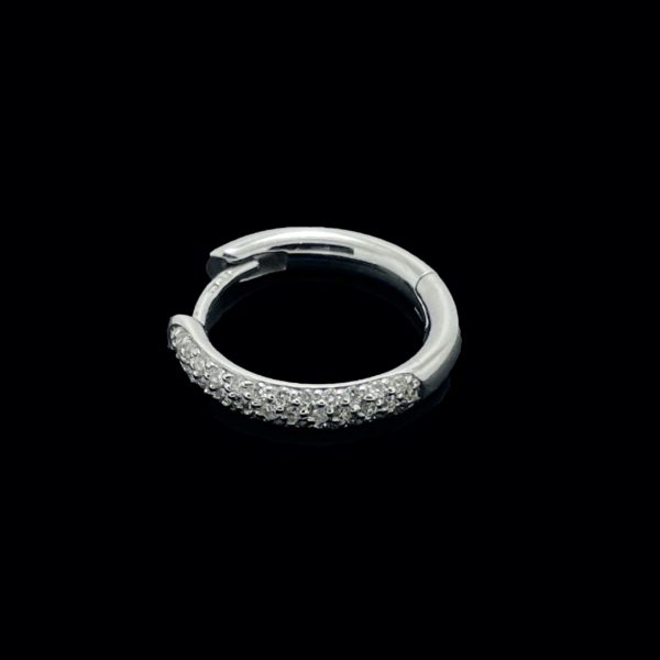 BOUCLES D'OREILLES CREOLES EN OR GRIS 750 SERTIE DE 37 DIAMANTS – Image 5