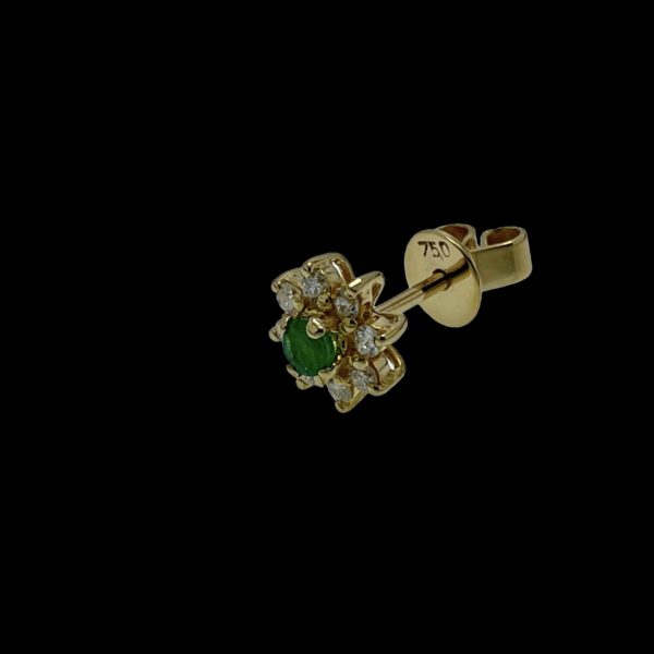 BOUCLES D'OREILLES EN OR JAUNE 750 SERTIE D'UNE EMERAUDE ET DE 8 DIAMANTS – Image 2
