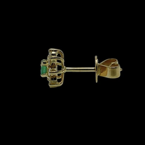 BOUCLES D'OREILLES EN OR JAUNE 750 SERTIE D'UNE EMERAUDE ET DE 8 DIAMANTS – Image 3