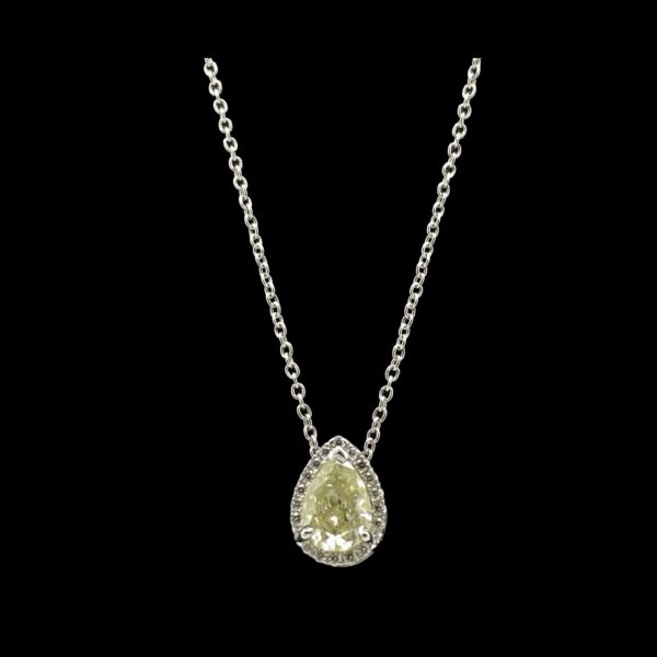 COLLIER-PENDENTIF  SOLITAIRE OR GRIS 18K/PALLADIE ET DIAMANT TAILLE POIRE 1,17CT. NATURAL FANCY LIGHT YELLOW LONGUEUR 43CM