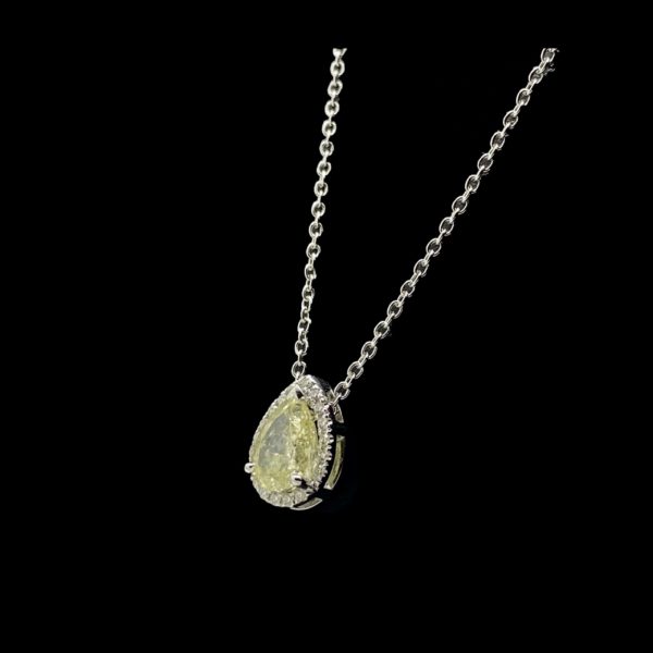 COLLIER-PENDENTIF  SOLITAIRE OR GRIS 18K/PALLADIE ET DIAMANT TAILLE POIRE 1,17CT. NATURAL FANCY LIGHT YELLOW LONGUEUR 43CM – Image 2