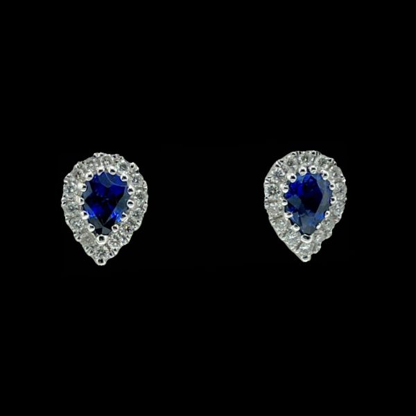 BOUCLES D'OREILLES EN OR GRIS 750 SERTIE D'UN SAPHIR ET DE 14 DIAMANTS