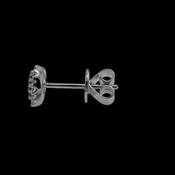 BOUCLES D'OREILLES EN OR GRIS 750 SERTIE D'UN SAPHIR ET DE 14 DIAMANTS – Image 4