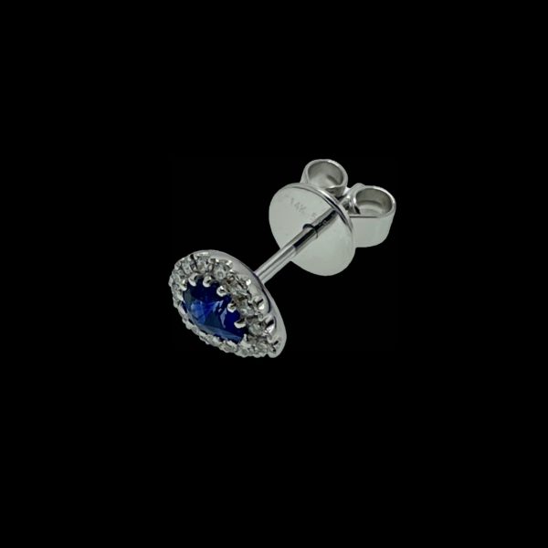 BOUCLES D'OREILLES EN OR GRIS 750 SERTIE D'UN SAPHIR ET DE 14 DIAMANTS – Image 3