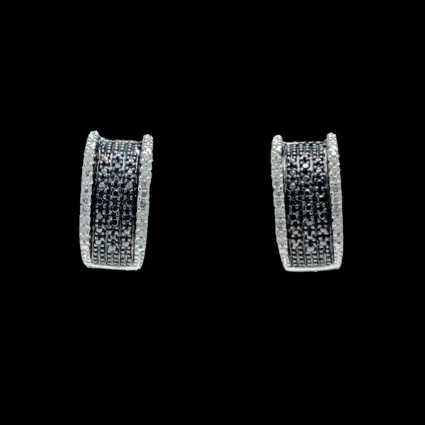BOUCLES D'OREILLES EN OR GRIS SERTIE DE DIAMANTS NOIR ET BLANC