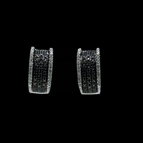 BOUCLES D'OREILLES EN OR GRIS SERTIE DE DIAMANTS NOIR ET BLANC – Image 7