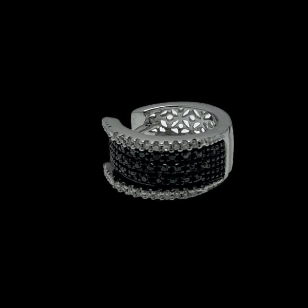 BOUCLES D'OREILLES EN OR GRIS SERTIE DE DIAMANTS NOIR ET BLANC – Image 3