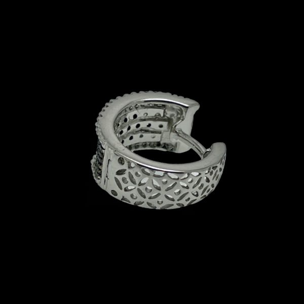BOUCLES D'OREILLES EN OR GRIS SERTIE DE DIAMANTS NOIR ET BLANC – Image 4