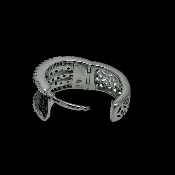 BOUCLES D'OREILLES EN OR GRIS SERTIE DE DIAMANTS NOIR ET BLANC – Image 5