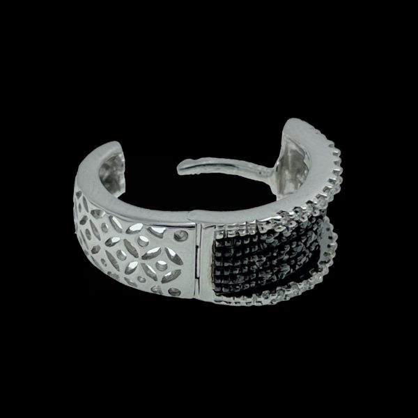 BOUCLES D'OREILLES EN OR GRIS SERTIE DE DIAMANTS NOIR ET BLANC – Image 6