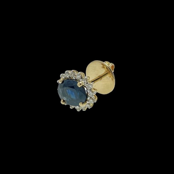 BOUCLES D'OREILLES EN OR JAUNE SERTIE D'UN SAPHIR ET DE 17 DIAMANTS – Image 3