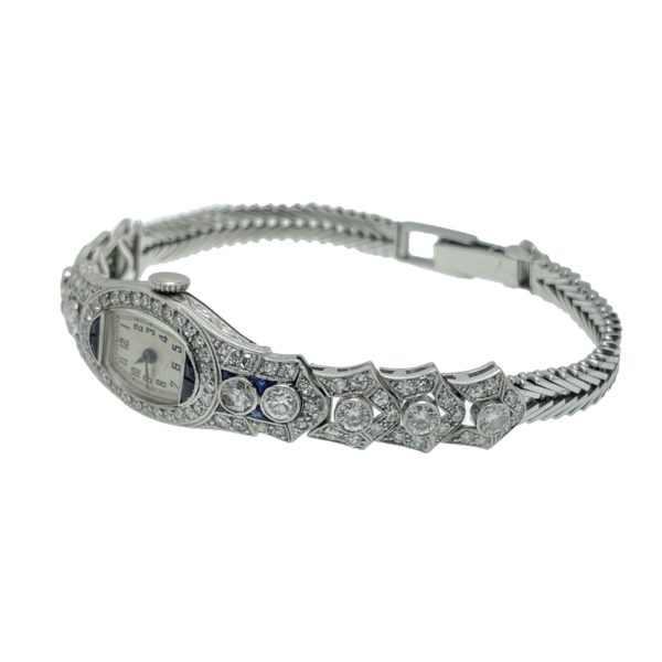 OMEGA VINTEGE DAME PLATINE 950 ET OR GRIS 18K SERTIE D'ENVIRON 7 CTS DE DIAMANTS ET SAPHIR 14X29MM – Image 7