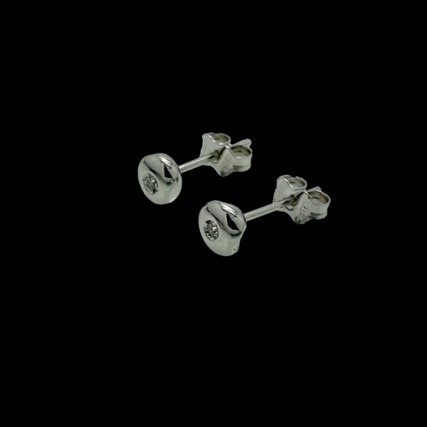 BOUCLES D'OREILLES CLOUS EN OR GRIS 18 CARATS DIAMANT – Image 2