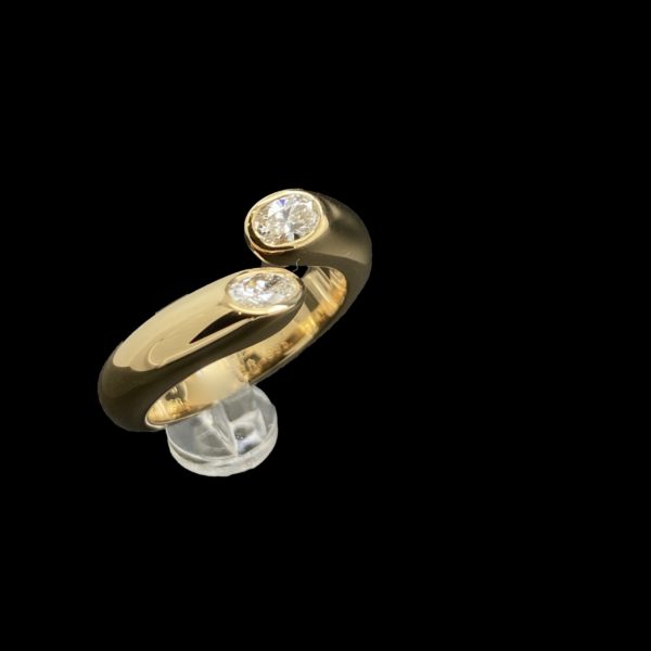 BAGUE CARTIER 1995 ELLIPSE DEUX TETES CROISEES OR JAUNE 18K SERTIE DE DEUX DIAMANTS OVAL TAILLE 52 – Image 4