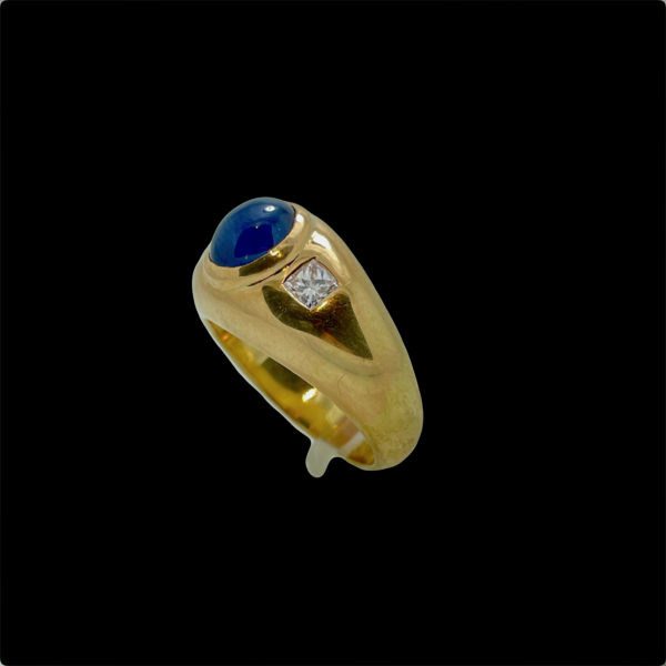 BAGUE CARTIER GIPSY OR JAUNE 18K SERTIE DE 2 DIAMANTS PRINCESS ET D'UN SAPHIR OVALE CABOCHON TAILLE 52 – Image 2