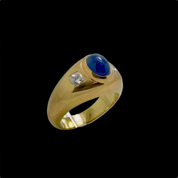 BAGUE CARTIER GIPSY OR JAUNE 18K SERTIE DE 2 DIAMANTS PRINCESS ET D'UN SAPHIR OVALE CABOCHON TAILLE 52 – Image 3