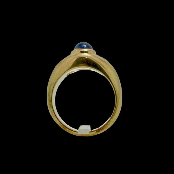 BAGUE CARTIER GIPSY OR JAUNE 18K SERTIE DE 2 DIAMANTS PRINCESS ET D'UN SAPHIR OVALE CABOCHON TAILLE 52 – Image 4