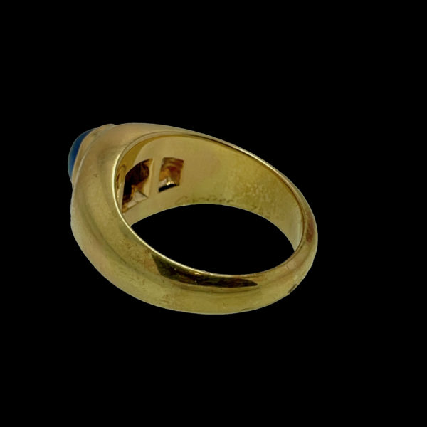BAGUE CARTIER GIPSY OR JAUNE 18K SERTIE DE 2 DIAMANTS PRINCESS ET D'UN SAPHIR OVALE CABOCHON TAILLE 52 – Image 7