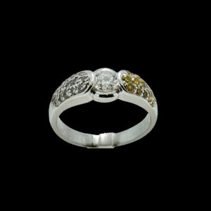BAGUE OR GRIS 18K DIAMANTS CENTRAL 0,55CT ET DIAMANTS BLANC ET JAUNE CARATS  TAILLE 57