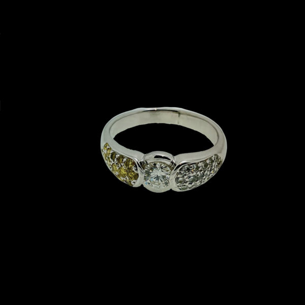 BAGUE OR GRIS 18K DIAMANTS CENTRAL 0,55CT ET DIAMANTS BLANC ET JAUNE CARATS  TAILLE 57 – Image 6