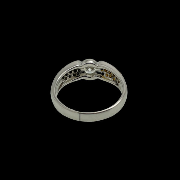 BAGUE OR GRIS 18K DIAMANTS CENTRAL 0,55CT ET DIAMANTS BLANC ET JAUNE CARATS  TAILLE 57 – Image 7