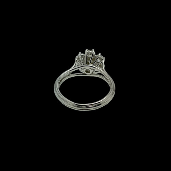 BAGUE OR GRIS 18K FLEUR SERTIE DE 7 DIAMANTS TAILLE 53/54 – Image 6