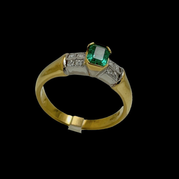 BAGUE OR JAUNE ET GRIS 18K EMERAUDE ET DIAMANTS TAILLE 58 – Image 2