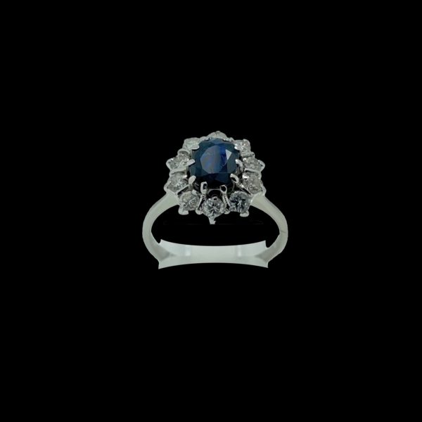 BAGUE OR GRIS 18K FLEUR SERTIE D'UN SAPHIR ET DE 10 DIAMANTS TAILLE 52 – Image 2