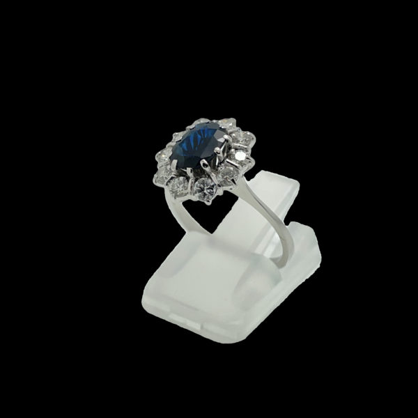 BAGUE OR GRIS 18K FLEUR SERTIE D'UN SAPHIR ET DE 10 DIAMANTS TAILLE 52 – Image 3