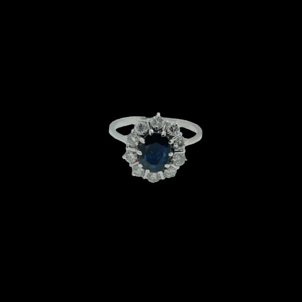 BAGUE OR GRIS 18K FLEUR SERTIE D'UN SAPHIR ET DE 10 DIAMANTS TAILLE 52 – Image 4