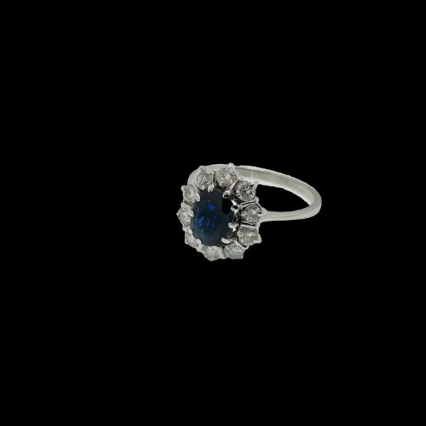 BAGUE OR GRIS 18K FLEUR SERTIE D'UN SAPHIR ET DE 10 DIAMANTS TAILLE 52 – Image 5