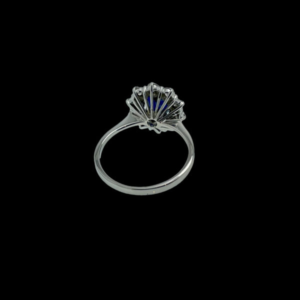 BAGUE OR GRIS 18K FLEUR SERTIE D'UN SAPHIR ET DE 10 DIAMANTS TAILLE 52 – Image 6