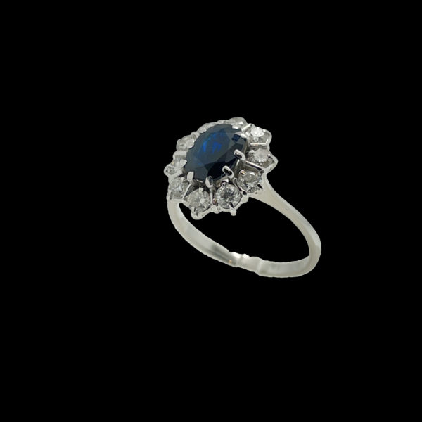 BAGUE OR GRIS 18K FLEUR SERTIE D'UN SAPHIR ET DE 10 DIAMANTS TAILLE 52 – Image 7