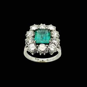 BAGUE OR GRIS 18K SERTIE D'UNE EMERAUDE DU BRESIL 1,156CT ET DE DIAMANTS