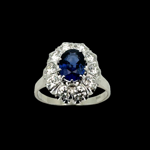 BAGUE EN OR GRIS 750 SERTIE DE SAPHIR OVAL ET 10 DIAMANTS