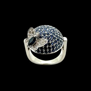 BAGUE EN OR GRIS 14K DEMI-BOULE ET PAPILLON SERTIE DE SAPHIR ET DIAMANTS