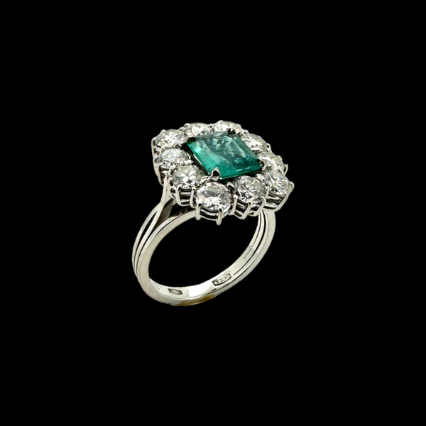 BAGUE OR GRIS 18K SERTIE D'UNE EMERAUDE DU BRESIL 1,156CT ET DE DIAMANTS – Image 2
