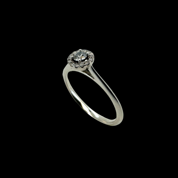 BAGUE SOLITAIRE EN OR GRIS 18K SERTIE DE DIAMANTS – Image 2