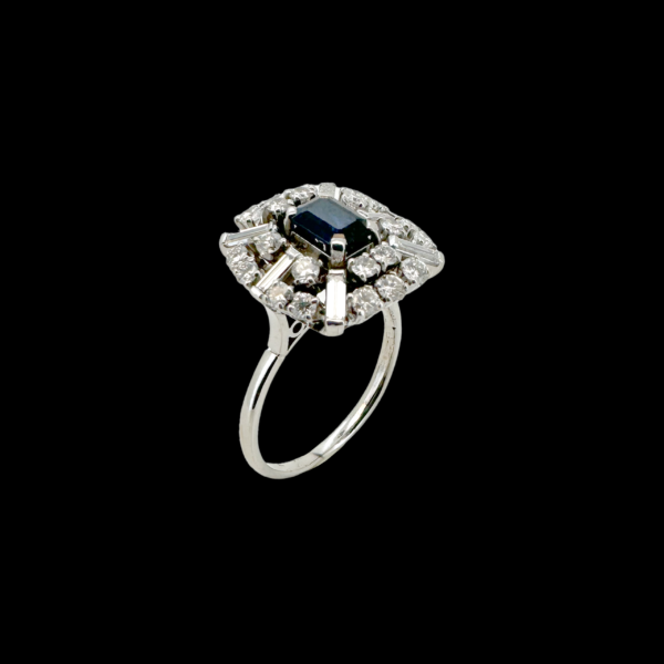 BAGUE VINTAGE EN OR GRIS 750 SAPHIR ET DIAMANTS – Image 2