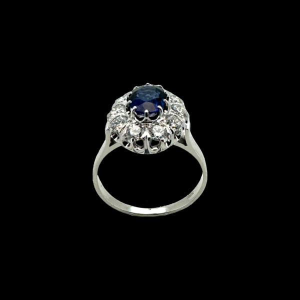 BAGUE EN OR GRIS 750 SERTIE DE SAPHIR OVAL ET 10 DIAMANTS – Image 2