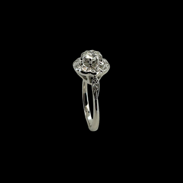 BAGUE MARGUERITE EN OR GRIS 750 ET DIAMANTS TAILLE ANCIENNE – Image 3