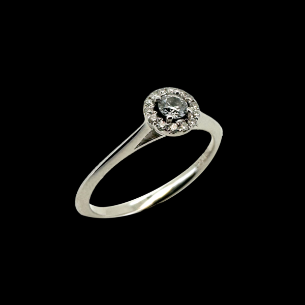 BAGUE SOLITAIRE EN OR GRIS 18K SERTIE DE DIAMANTS – Image 3