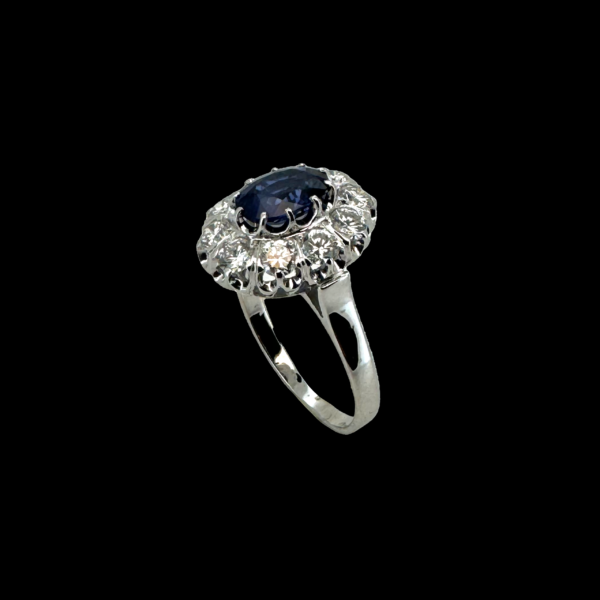BAGUE EN OR GRIS 750 SERTIE DE SAPHIR OVAL ET 10 DIAMANTS – Image 3