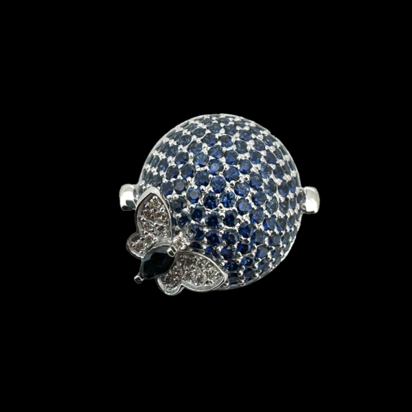 BAGUE EN OR GRIS 14K DEMI-BOULE ET PAPILLON SERTIE DE SAPHIR ET DIAMANTS – Image 3