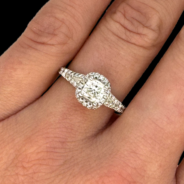 BAGUE SOLITAIRE DE AGUA DE ORO OR GRIS 750 SERTIE D'UN DIAMANT TAILLE COUSSIN – Image 4